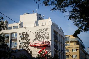 Nový murál v Holešovicích od Nitzan Mintz a Dede Bandaid