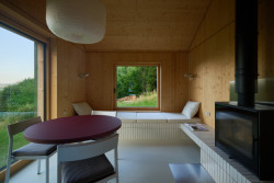 Největší okno má 2x2 metry (Chata Bebech, JANSELF STUDIO)