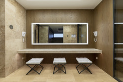 Studio L. Z. Atelier realizovalo moderní golfový klub v Řecku, který zdobí nábytek světových značek