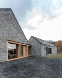 Usedlost na místě již stávala, ale zachovalo se z ní jen torzo. (Usedlost na Spalech, edit! architects)