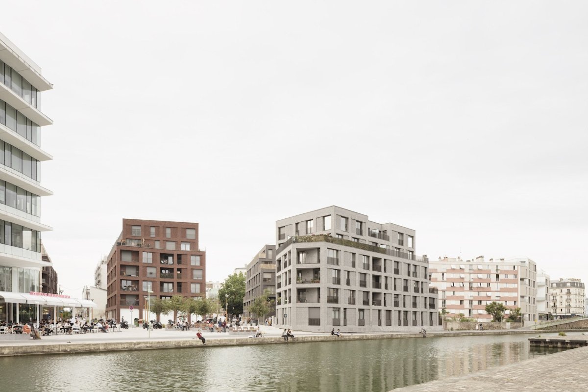 Studio AVENIER CORNEJO architectes navrhlo na břehu kanálu na předměstí Paříže obytný soubor třech domů s různým odstínem lícových cihel