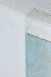 V ložnici rodičů byla odkryta původní výmalba. (JanskyDundera, Rekonstrukce prvorepublikového bytu)