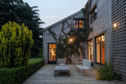 Ze strany směrem k oceánu se všechny části domu sjednotily dřevěnou fasádou. (Rekosntrukce domu v Bretani, MOLO ARCHITEKTI)