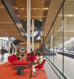 Posezení v přízemí, které studenti rádi využívají. (Centrum výpočetní a datové vědy Bostonské univerzity, KPMB Architects)