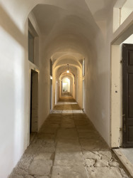 Zámek Kačina, Jiří Fischer, 1806–1824: Okruh s názvem „Život pod schody“ je zaměřený na služebnictvo a provede vás zámeckou kuchyni, spižírnou, prádelnou, žehlírnou, konírnou i truhlárnou