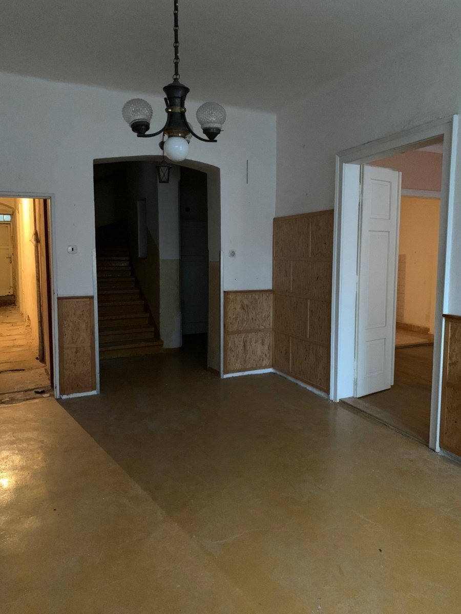 Stav interiérů domu před rekonstrukcí (Dům v Kutné Hoře, BYRÓ architekti)