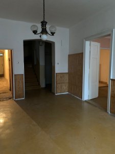 Stav interiérů domu před rekonstrukcí (Dům v Kutné Hoře, BYRÓ architekti)
