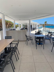 Zrekonstruovaná hlavní budova klubu Club Nàutic Port d'Aro v Platja d'Aro se nachází přímo na promenádě v Port d'Aro. Značka RAKO dodala dlaždice Piazetta Outdoor v šedé a béžové barvě pro kvalitní provedení venkovního prostoru