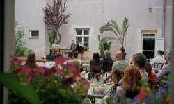 Místní spolek zde pravidelně organizuje kulturní akce, například debaty či autorská čtení. (Sadovsky & Architects, Apartmány v Rožnavě)