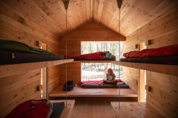 Návrh Cottonwoodcabins ovlivnil požadavek na přehledné podlahy, aby se v chatce nemohly skrývat myši přenášející hantavirus. Proto jsou postele kotvené do stropu.