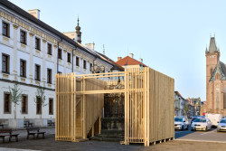 V Hradci Králové si připomínají 800 let od první zmínky o městě. Při té příležitosti vznikla kolem studny na náměstí dřevěná umělecká instalace.