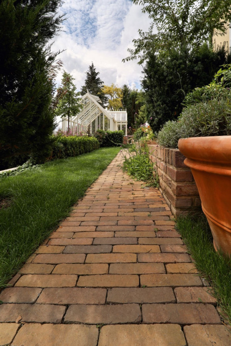 Klinker dlažba Euroton využitá pro chodníky ve vzorové zahradě Divine English Home & Garden