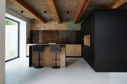 Kuchyň kombinuje cihly, dřevo a pohledový beton. (Dům ve třech zahradách, Air ateliér)