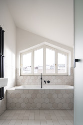 Pohled do koupelny podkrovního bytu