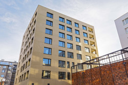 Kopie originálních dutých cihel ohraničují arál (Rezidenční bydlení vzniklo z holešovického brownfieldu; A69 architekti)