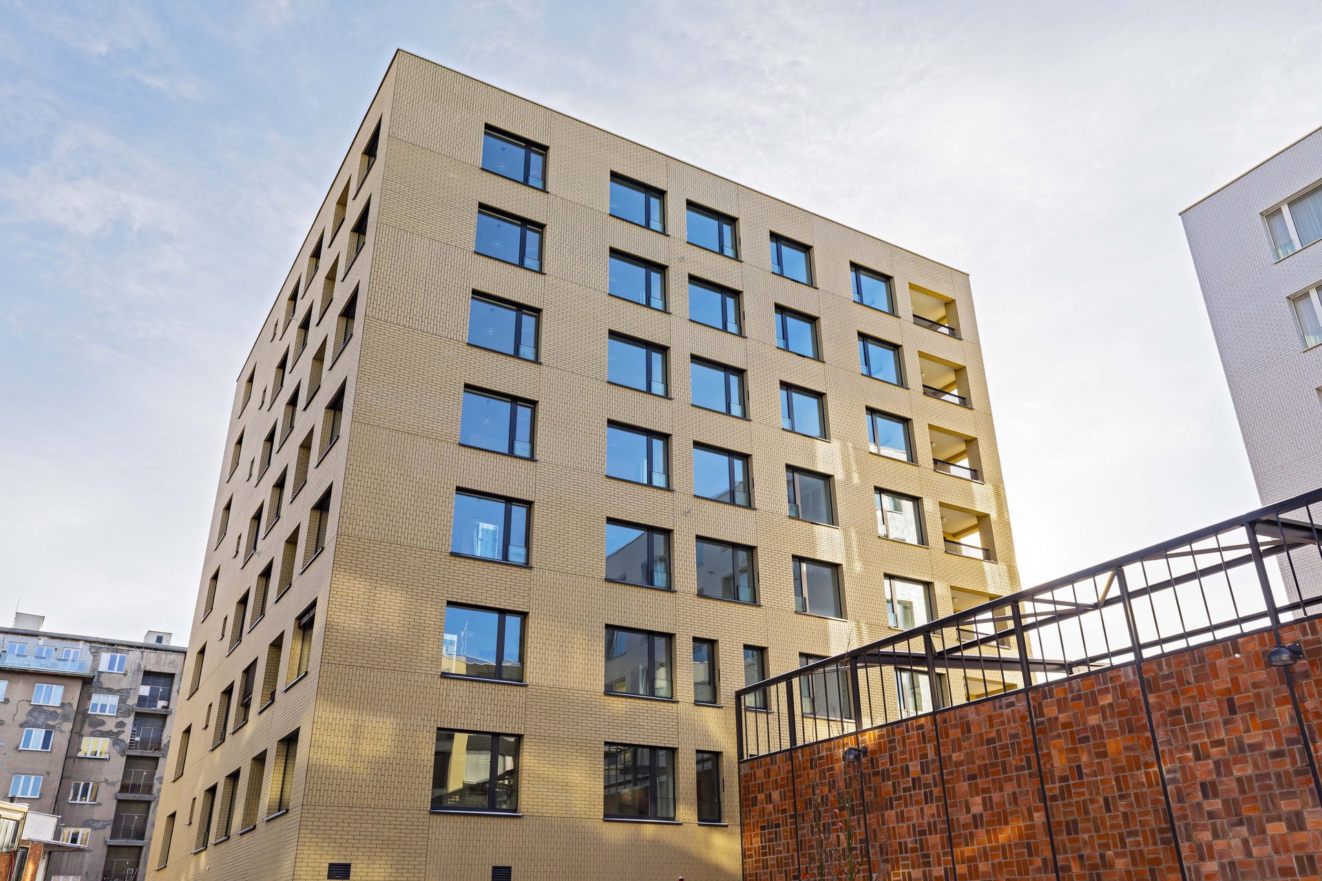 Kopie originálních dutých cihel ohraničují arál (Rezidenční bydlení vzniklo z holešovického brownfieldu; A69 architekti)