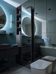 Epoxidová stěrka v koupelně a obývacím pokoji je sjednocujícím prvkem interiéru. (Rekonstrukce bytu v Pitkovicích, Formafatal)