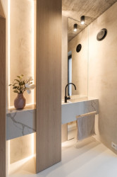 Atypické umyvadlo v úzké nice z tvrzeného kamene Technistone. (Interiér rodinného domu v Popůvkách, Atel!er)