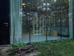 Škola z/lomu u Kamenné Lhoty, a69: Objekt funguje jako škola založená na principu domácího vzdělávání.