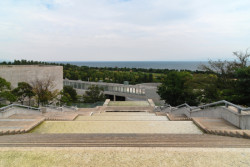 Celou stupňovitou zahradou protéká kaskáda s nepřetržitě tekoucí vodou