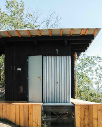 Stojí na vyhlídce do údolí a kromě chatičky tu najdete i saunu.