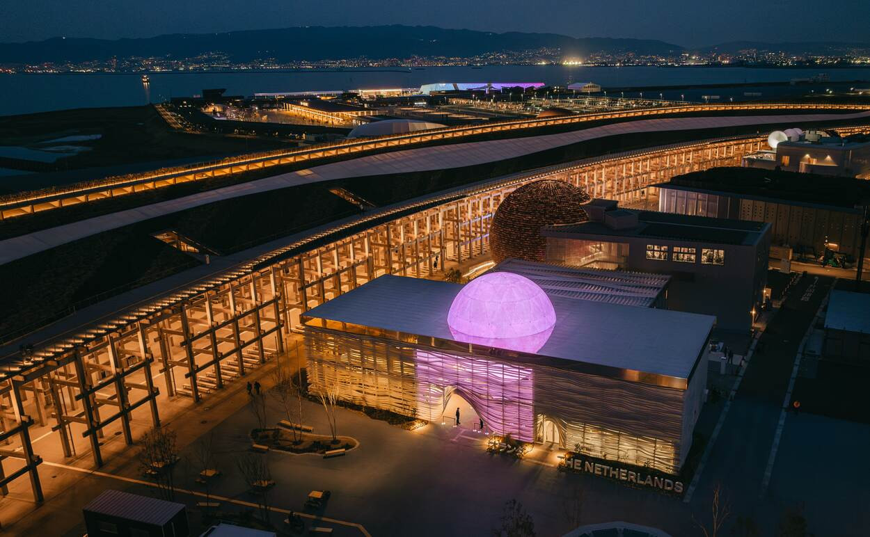 Největší stavba je Grand Ring, dílo japonského architekta Sou Fudžimota, která obkružuje celý areál. Má vnitřní průměr 615 metrů, takže povolaní komisaři z Guinessovy knihy rekordů ji uznali jako největší stavbu ze dřeva na světě.