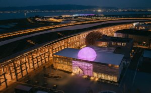 Největší stavba je Grand Ring, dílo japonského architekta Sou Fudžimota, která obkružuje celý areál. Má vnitřní průměr 615 metrů, takže povolaní komisaři z Guinessovy knihy rekordů ji uznali jako největší stavbu ze dřeva na světě.
