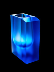 Česká sklárna Moser představuje první dílo uměleckého ředitele Jana Plecháče - vázu Abyss