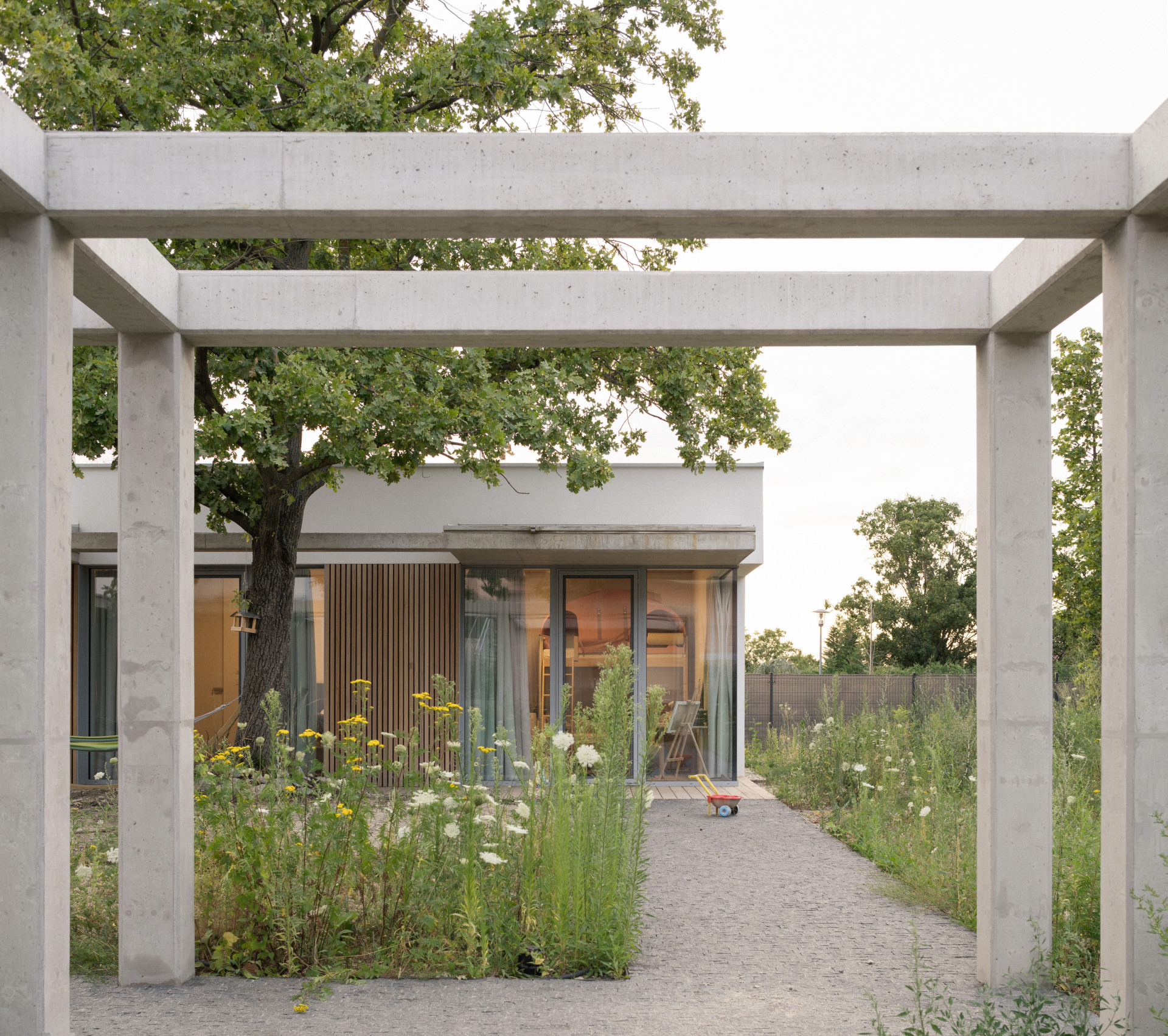 Podél domu totiž vede terasa, na kterou se dá z místností vyjít. (Rodinný dům v Záhorských sadech, ČECHVALA ARCHITECTS)