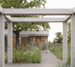 Podél domu totiž vede terasa, na kterou se dá z místností vyjít. (Rodinný dům v Záhorských sadech, ČECHVALA ARCHITECTS)