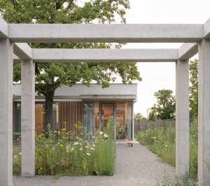 Podél domu totiž vede terasa, na kterou se dá z místností vyjít. (Rodinný dům v Záhorských sadech, ČECHVALA ARCHITECTS)
