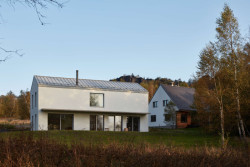 V přízemí je obytný prostor a pokoj pro hosty s vlastní kuchyní a koupelnou. (Novostavba rodinného domu, Tisá; 2xpa)