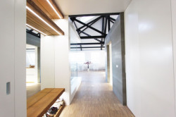 Marek Svoboda, Podkrovní byt Praha 7, pohled od vstupních dveří - foto