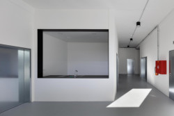 Mjölk architekti proměnili chátrající menzu v Ústí nad Labem na Dům umění