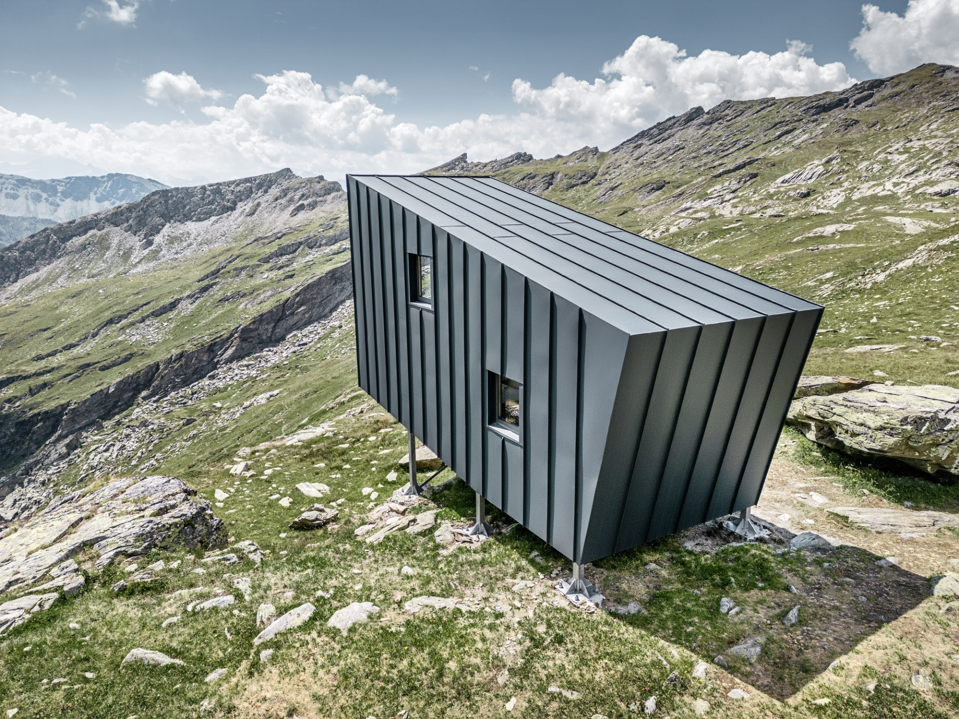 Tým mladých architektů Skye Sturm realizoval minimalistický bivak v italských Alpách