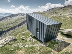 Tým mladých architektů Skye Sturm realizoval minimalistický bivak v italských Alpách