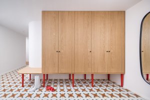 Ve vstupní předsíni našla místo velká skříň a dlaždice se stejným vzorem jako v kuchyni