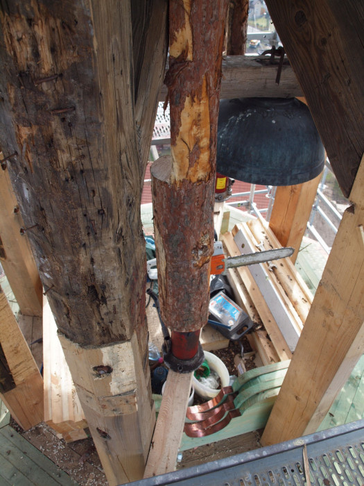 Rekonstrukce kostela sv. Anny ve Verneřicích, stav před rekonstrukcí, Prostor pro manipulaci byl v prostoru lucerny velmi stísněný. Montážní středový sloup je podložen hydraulickým zvedákem, kterým byla celá horní část věže nad lucernou vyzdvižena. - foto