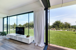 Ateliér MOLNÁR-PERÁČEK navrhli nízkoenergetická rodinný dům u Prahy