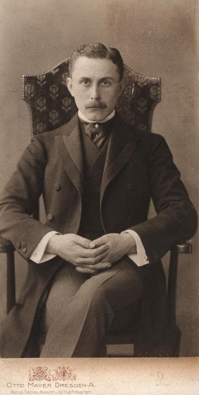Jeden z nejvýznamnějších představitelů moderní architektury 20. století Adolf Loos (1870-1933) zanechal několik svých výrazných realizací v českých městech.