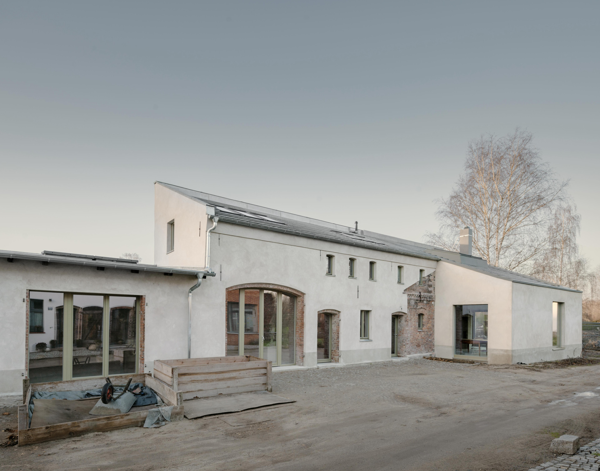 Původní hospodářské stavení zrekonstruovala rodina sochaře nízkorozpočtově.