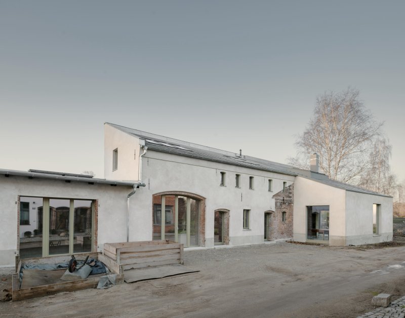 Původní hospodářské stavení zrekonstruovala rodina sochaře nízkorozpočtově.