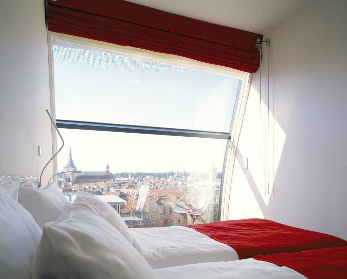 Interiér hotelového pokoje. (Moderní hotel ve Starém Městě; Chalupa architekti a partneři)