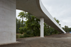 Lávka je postavena z ultravysokopevnostního betonu, který podle architekta Teje vydrží desítky let bez větší údržby. Díky malým pórům nesaje vodu a dobře se umývá. Menší praskliny se působením vody dokonce samy zacelí.