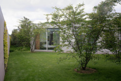 Charakter zahrady se mění podle toho, k jaké části domu přiléhá. (Vila za Prahou, Nacházel architekti)