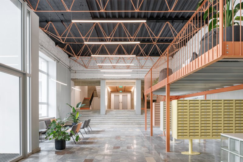 Vstupní hala, vysoká a světlá. (Rekonstrukce ubytovny v Košicích; Atrium Architekti)