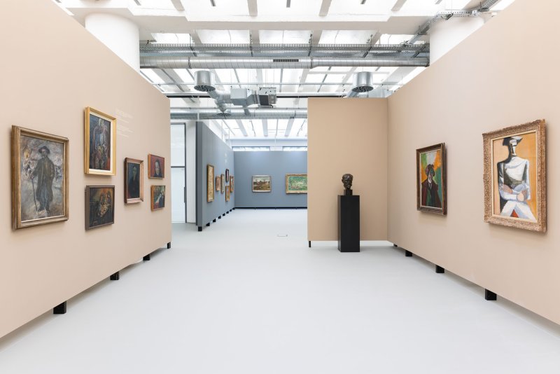 31. října 2024 bude veřejnosti zpřístupněna nová expozice Krajské galerie výtvarného umění ve Zlíně pojmenovaná + - Zlín. Zahrnuje výtvarné umění, architekturu a design.