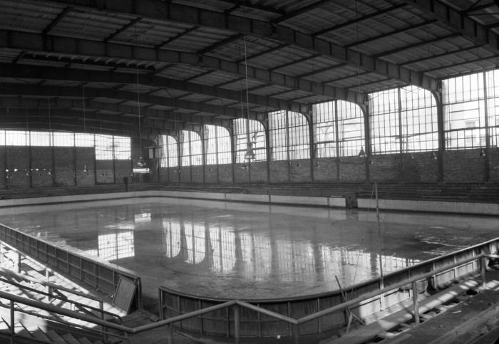 Krytá ledová plocha během finalizace dostavby