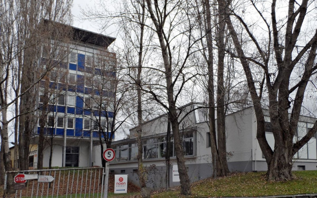 Pohled na severní fasádu věže a severní i západní fasádu bývalé jídelny objektu SAC