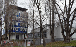 Pohled na severní fasádu věže a severní i západní fasádu bývalé jídelny objektu SAC